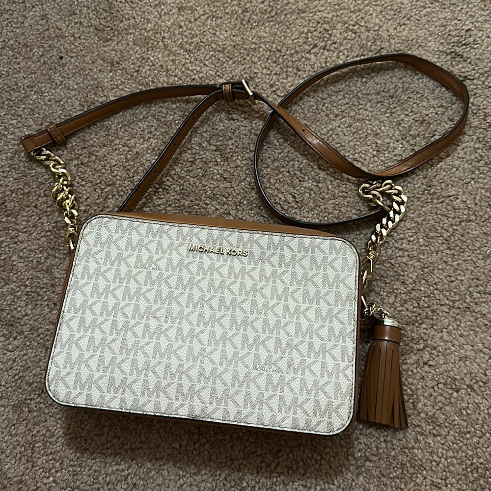 Michael Kors shoulder bag. Lightly used new condition. No wear and tear!!!